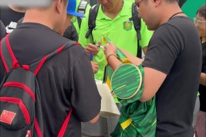 博主埃萊夫賽曬實拍：國安將帥兵發鄭州，王剛耐心給球迷簽名