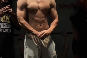 這個確實牛X啊！曹巖練得這身肌肉真是極為炸裂！