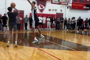 這我學(xué)雞毛啊文班亞馬與社區(qū)球迷交流 先送大帽再送隔扣