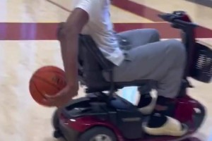 此前遭遇半月板撕裂???阿里納斯兒子開著玩具車在球場訓練