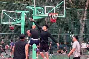 這拉桿反籃和換手上籃，不知道公牛那邊怎么報價？