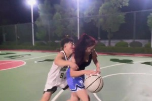 女版詹姆斯？小姐姐野球場單挑直接掛著小伙上籃打進