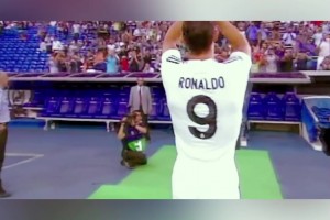 淚目！C羅09年初次登陸伯納烏！現場8萬人歡迎助威！