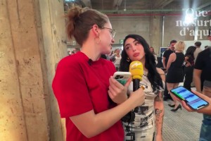 硬傷！亞馬爾女友活動穿10cm恨天高，仍比女記者矮一頭