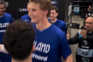 芬蘭賽前熱身互相鼓勵，瘋狂互扇巴掌，馬爾卡寧臉都被扇紅了