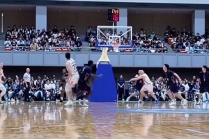 出手速度有點慢？張鎮(zhèn)麟熱身賽三分被外援大帽 對方輕松反擊得分