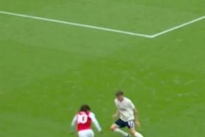 埃澤踢左路幾次風騷過人+助攻約克雷斯，換成馬丁可能又是回傳