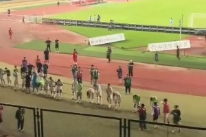 破防！實拍：國安不敵河南賽后，遠(yuǎn)征的國安球迷在謝場時口吐芬芳