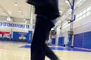 哈登昨晚和說唱歌手參加Breezy Bowl的聚會