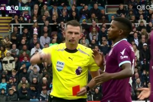 維爾茨造烏戈丘庫第2張黃牌，后者兩黃變一紅被罰下