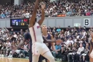 張鎮(zhèn)麟喂球懷特塞德籃下得分 白邊現在這速度還能打CBA嗎