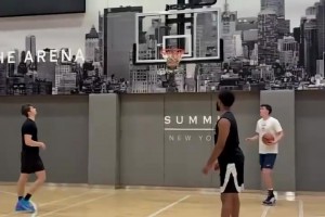 有效果嗎？去年夏天，哈登和胡明軒兩個左撇子一起進行訓練