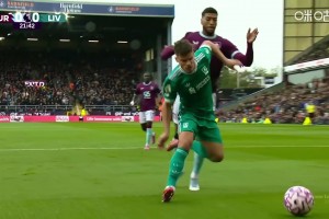 假摔真假！科爾克茲禁區(qū)內倒地，裁判果斷吹罰假摔黃牌警告