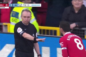 曼市德比最爭議時刻！拉什福德上演越位護球！B費破門進球有效！