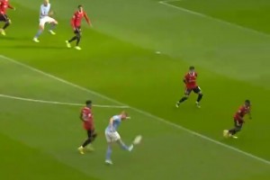 丁丁：準(zhǔn)備吃餅了！曼市德比上經(jīng)典的布丁連線