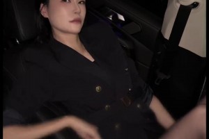 太誘惑了！許諾穿著黑絲躺在車里：我可以成為你的最佳男主角嗎？