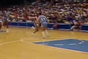 聽這聲音應(yīng)該很痛吧！大學(xué)喬丹快速回防，結(jié)果跳太高頭撞籃板