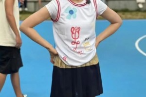 還是辣么美啊！劉濤身穿白色T恤搭配黑色百褶短裙現(xiàn)身球場打球~