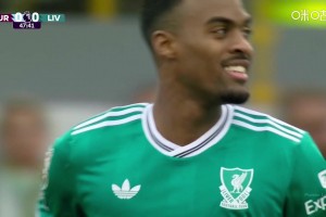 赫拉芬貝赫凌空射門極具威脅，可惜皮球稍稍高出球門