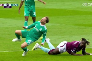 VAR沒回看！烏戈丘庫鏟到麥卡利斯特腳踝，裁判出示黃牌