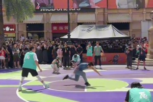 太狠了！郭艾倫此前和徐靜雨1v1，直接晃得徐靜雨飛出去了...