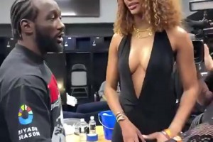 深V連體裝！WNBA球星安吉爾-里斯后臺探望拳手，這穿著真大膽