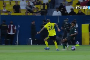 力保城門不失！伊尼戈禁區內絆倒對手送點，勝利門將納賈爾撲點