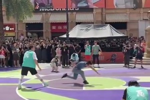 太狠了！郭艾倫一個急停回拉，徐靜雨直接飛了出去....