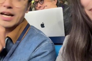 大老師和曼聯(lián)球迷一起看曼市德比，你這小伙怎么一直盯著大老師看