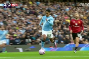 曼聯(lián)防守稀碎！哈蘭德中場送直塞！賴因德斯奔襲單刀射門打偏！