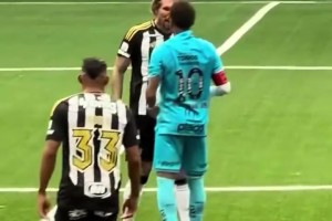 內馬爾被惡意拉拽后怒了，與對手對噴