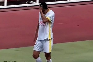 表情無奈！實拍：國安不敵河南，現(xiàn)場球迷朝王剛高喊“接著罵啊”