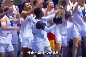 稍顯無奈！普利希奇禁區內被放倒，裁判毫無表示