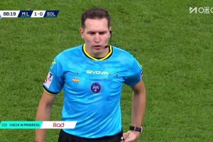 爭議！恩昆庫禁區兩次倒地主裁第一時間判點，VAR介入點球取消