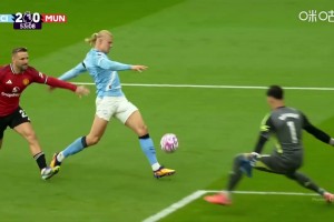 曼城2-0領(lǐng)先曼聯(lián)！多庫直塞送助攻！哈蘭德單刀挑射破門再下一城