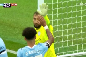 逆天撲救！姆伯莫不停球凌空抽射！多納魯馬飛身極限撲出！