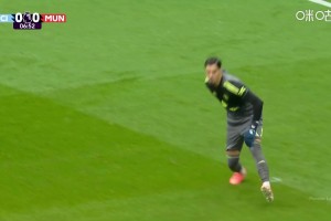 嚇人！巴因德爾門前停球停大險(xiǎn)送禮！詹俊：今天不想看超巨失誤！