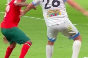 夸雷斯馬與特里在拼搶中摔倒，而后兩人竟然抱在一起貼貼！