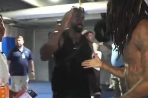 甲亢哥和莫蘭特見(jiàn)面，并展示了自己的華為手機(jī)