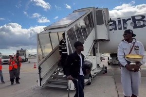 德國男籃歐錦賽奪冠后回國 在機場享受“過水門”最高待遇