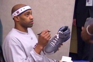 當年也是小迷弟！詹姆斯首次進全明星時，讓隊友在鞋子上簽名留念