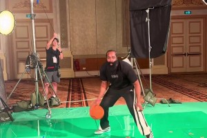 招牌動作必須整！登哥拍攝最新花絮，在攝影棚直接來一個后撤步~