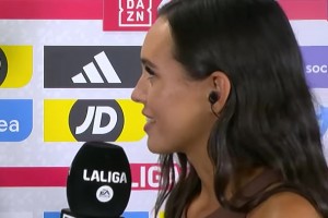 DAZN女主持身材太好，現場接受采訪的球員都不知道該看哪了~