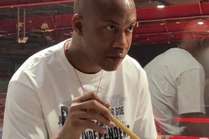 打籃球沒見你這么快！馬布里和孫悅打臺球彎腰撿巧克被一桿清臺