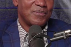 布朗尼熱身投籃，詹姆斯走過來：你媽叫你了，快去！