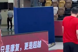 能學到多少？王治郅訓練中上場指導周琦的腳步