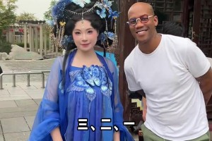 不怕回家跪搓衣板？馬布里在外游玩，竟敢主動(dòng)找漂亮小姐姐合影~