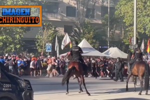 大規(guī)模沖突馬賽球迷在伯納烏球場(chǎng)外與警方發(fā)生激烈沖突