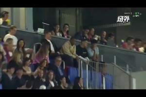 女主持：梅西會參加下一屆世界杯嗎？貝克漢姆：我希望如此~