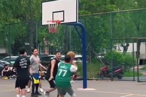 事實證明，打球是減不了肥的！東契奇的胖粉絲打球有多地板流？